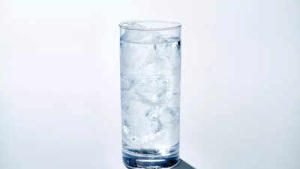 Cold Water: Health Benefits, Risks, and Impact on Digestion & Weight Loss