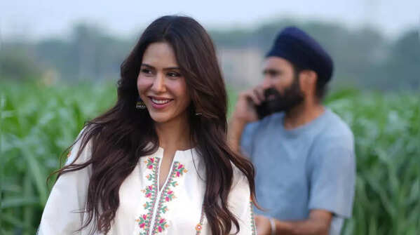 Sonam Bajwa's minimal and radiant makeup look.