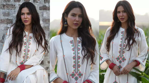 Sonam Bajwa's accessories: juttis, bangles, and jhumkas.