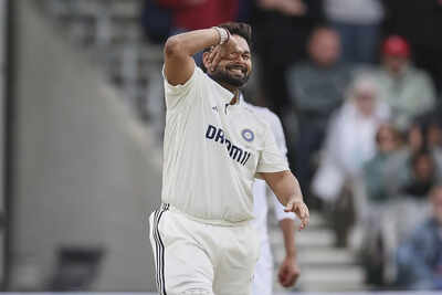 Rishabh Pant celebrates his century against England