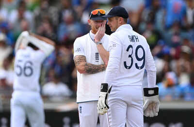 Ben Stokes and Jamie Smith strategizing during a break in play.