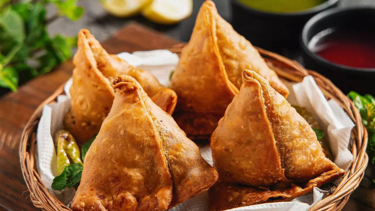 Calorie comparison of chicken momos vs samosas: Which is lower in calories