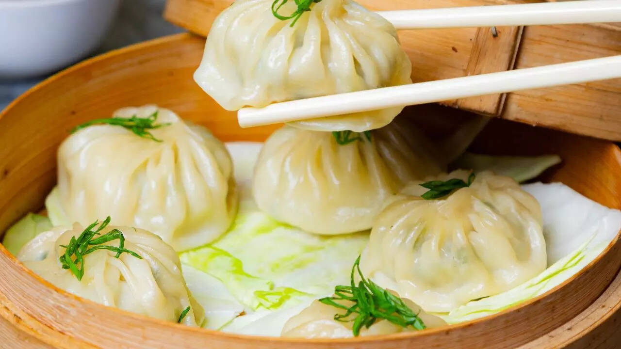 Steamed chicken momos vs deep-fried samosas: How cooking methods affect health